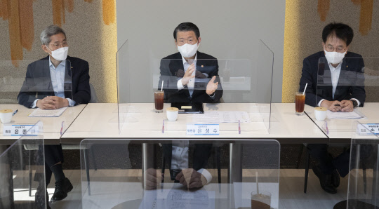 은성수 금융위원장(가운데)이 금융권 민생지원·일자리 창출 점검 간담회를 진행하고 있다. (금융위원회 제공)